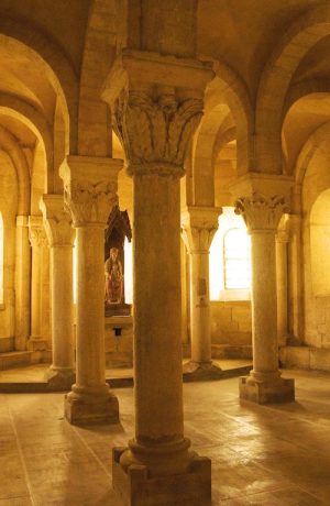 Crypte du 12e s. (ou ancienne église 7e s.), lumière matinale
