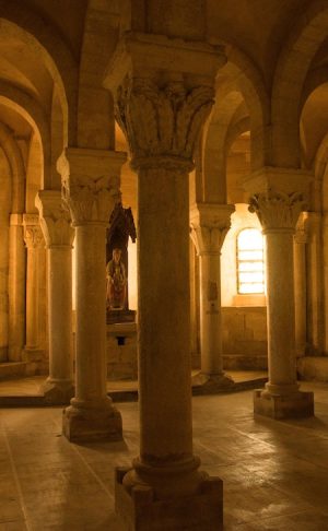Crypte du 12e s. (ou ancienne église 7e s.), lumière matinale